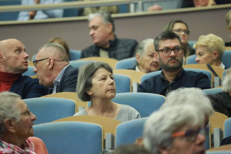 Konferencja o odkryciach w kryptach