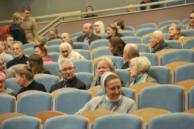 Konferencja o odkryciach w kryptach