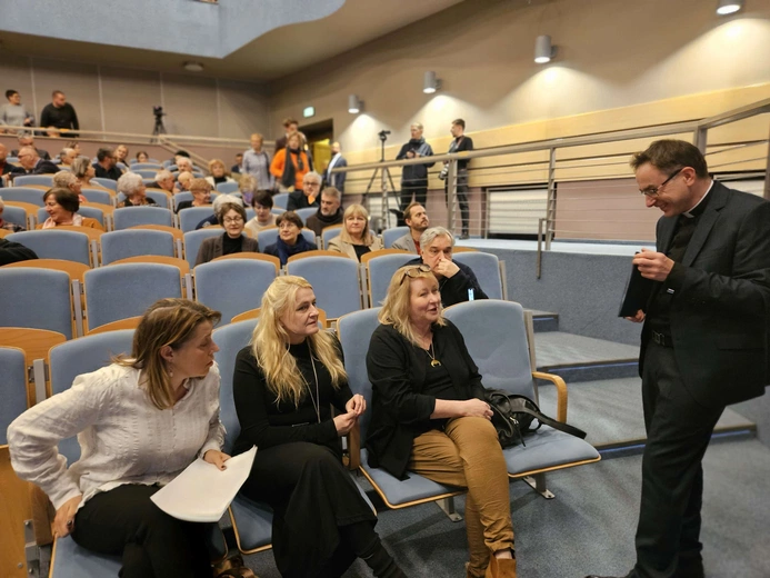 Konferencja o odkryciach w kryptach