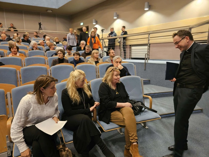 Konferencja o odkryciach w kryptach