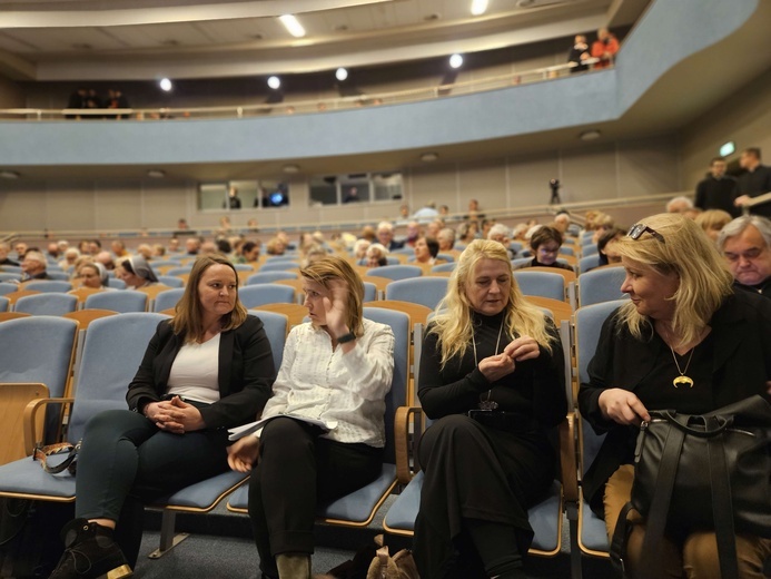 Konferencja o odkryciach w kryptach