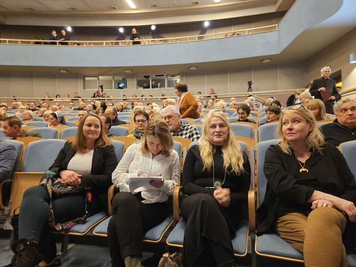 Konferencja o odkryciach w kryptach