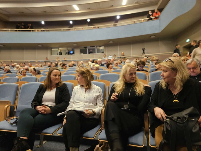 Konferencja o odkryciach w kryptach
