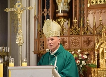 Bp Solarczyk modlił się za zmarłych prawników