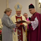 Wręczono medale dla osób czyniących dzieła miłosierdzia