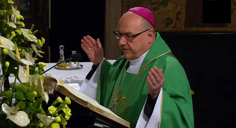 Bp Kiciński: Ubodzy boją się naszej oceny i krytyki, dlatego chcą być niezauważalni