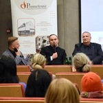 Debata o mądrym pomaganiu