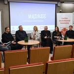 Debata o mądrym pomaganiu