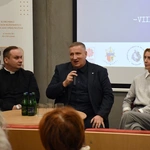 Debata o mądrym pomaganiu