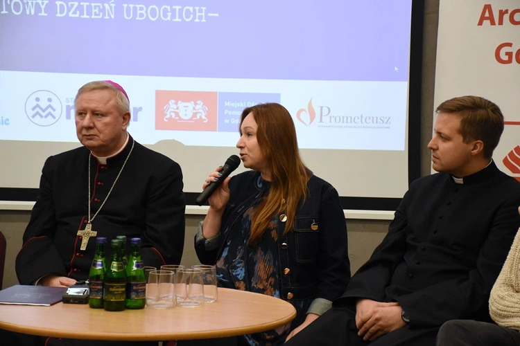 Debata o mądrym pomaganiu