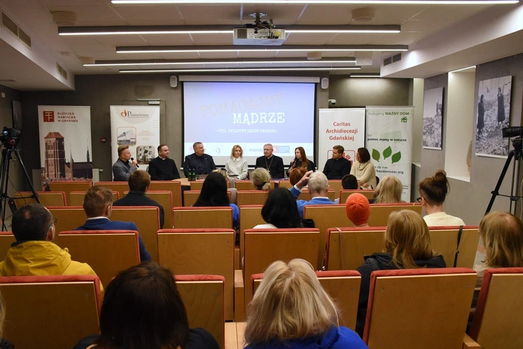 Debata o mądrym pomaganiu