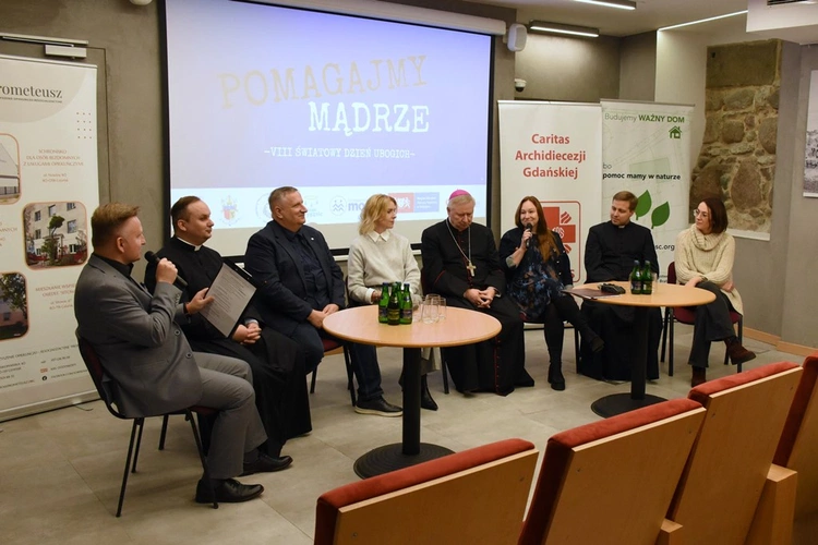 Debata o mądrym pomaganiu