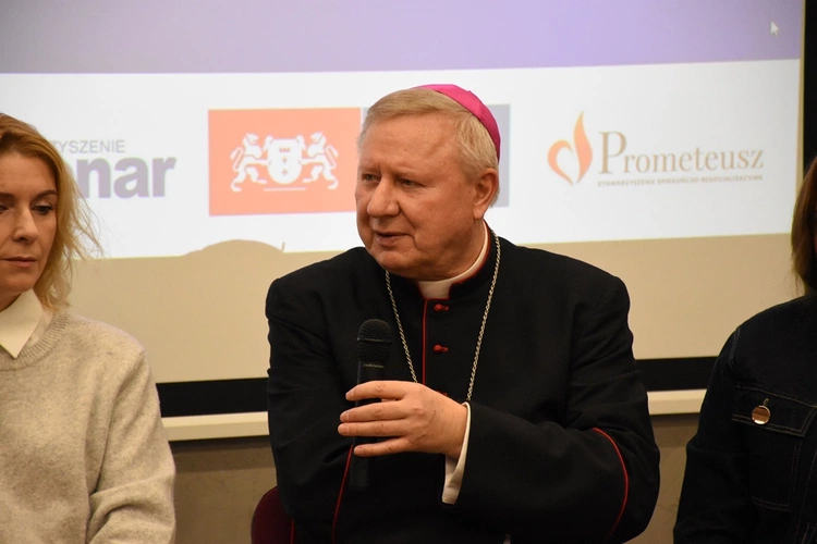 Debata o mądrym pomaganiu