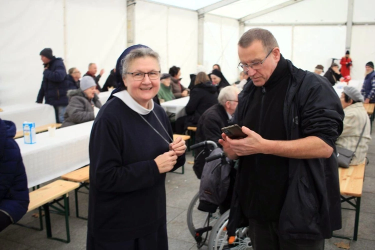 VIII Światowy Dzień Ubogich w Opolu - wspólna biesiada