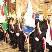 Wyjątkowo ozdobnym elementem obchodów jest liczna reprezentacja pocztów sztandarowych z elbląskich szkół. 