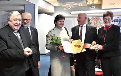 Renata i Paweł Sikorowie (w środku) z Ireną Olmą, Andrzejem Kamińskim i ks. prof. Tadeuszem Borutką.