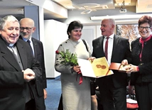 Renata i Paweł Sikorowie (w środku) z Ireną Olmą, Andrzejem Kamińskim i ks. prof. Tadeuszem Borutką.