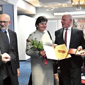 Renata i Paweł Sikorowie (w środku) z Ireną Olmą, Andrzejem Kamińskim i ks. prof. Tadeuszem Borutką.