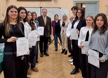 Drużyny propozycji i opozycji z jury.