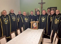 Rycerze św. Jana Pawła II Wielkiego z ks. Piotrem Leśniakiem.