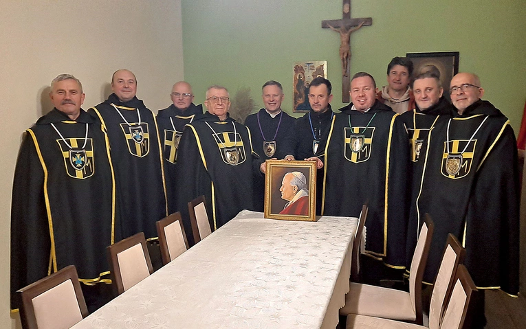 Rycerze św. Jana Pawła II Wielkiego z ks. Piotrem Leśniakiem.