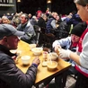 Wolontariusze usługiwali swoim gościom.