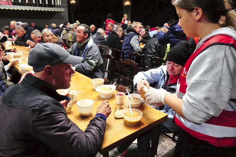 Wolontariusze usługiwali swoim gościom.