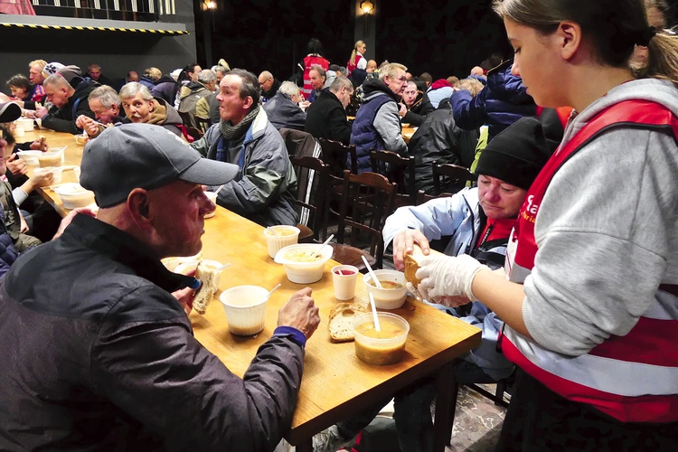 Wolontariusze usługiwali swoim gościom.