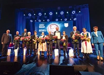 Laureat z nominowanymi i organizatorami gali.