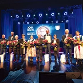 Laureat z nominowanymi i organizatorami gali.