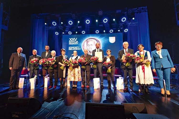 Laureat z nominowanymi i organizatorami gali.