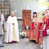 Modlitwa przy chaczkarze znajdującym się obok kościoła.