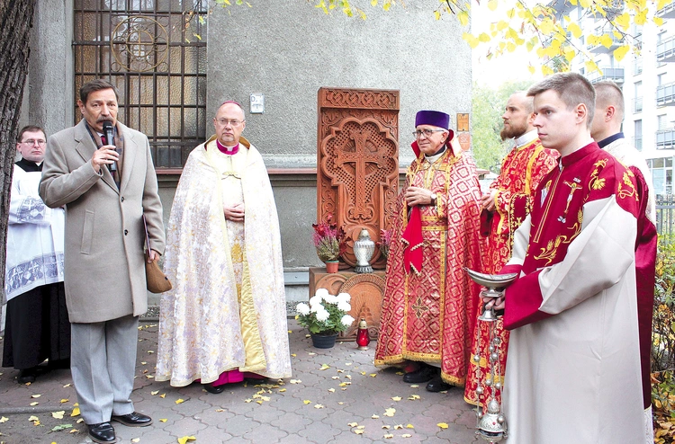Modlitwa przy chaczkarze znajdującym się obok kościoła.