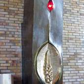 Wieczna lampka ma formę kropli Krwi Zbawiciela. Tabernakulum w kształcie ziarenka zboża zdobi symbol kłosu.