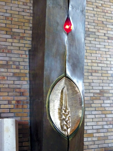 Wieczna lampka ma formę kropli Krwi Zbawiciela. Tabernakulum w kształcie ziarenka zboża zdobi symbol kłosu.