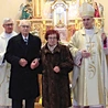 Jubilaci z bp. Andrzejem Iwaneckim i ks. Antonim Swadźbą, proboszczem parafii w Kaletach-Miotku. 