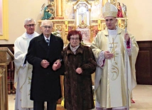 Jubilaci z bp. Andrzejem Iwaneckim i ks. Antonim Swadźbą, proboszczem parafii w Kaletach-Miotku. 