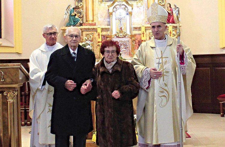 Jubilaci z bp. Andrzejem Iwaneckim i ks. Antonim Swadźbą, proboszczem parafii w Kaletach-Miotku. 