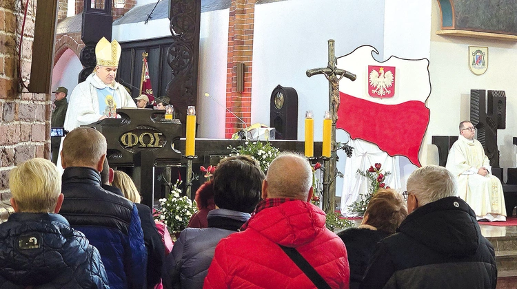	Mszę św. za ojczyznę odprawił biskup Zieliński.