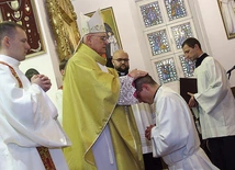 	Biskup Dajczak udziela święceń diakonatu.