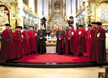Przy relikwiach patronki członkowie konfraterni modlili się z bp. Osialem i bp. Nykielem.