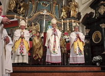 	Bp Osial uroczyście objął katedrę łowicką.