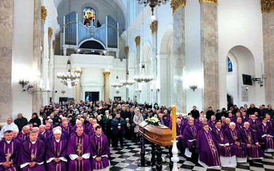 	Kapłani i wierni żegnali zmarłego.