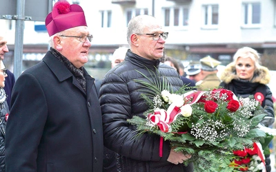 Arcybiskup Józef Górzyński i ks. Piotr Sroga złożyli wieniec pod tablicą pamiątkową poświęconą marszałkowi Józefowi Piłsudskiemu.