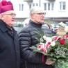 Arcybiskup Józef Górzyński i ks. Piotr Sroga złożyli wieniec pod tablicą pamiątkową poświęconą marszałkowi Józefowi Piłsudskiemu.