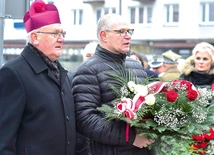 Arcybiskup Józef Górzyński i ks. Piotr Sroga złożyli wieniec pod tablicą pamiątkową poświęconą marszałkowi Józefowi Piłsudskiemu.