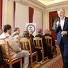 Prof. Andrzej Zybertowicz podkreślał, jak ważna jest bezpośrednia relacja z drugą osobą,  której nie są w stanie dać najbardziej wyrafinowane wynalazki technologiczne.  – Wolę rozmawiać z moją żoną niż z chatem – mówił.