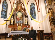 Ks. proboszcz Erwin Mateja w prezbiterium.