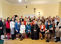 Pamiątkowe zdjęcie z bp. Markiem Mendykiem i ks. Mirosławem Rakoczym.
