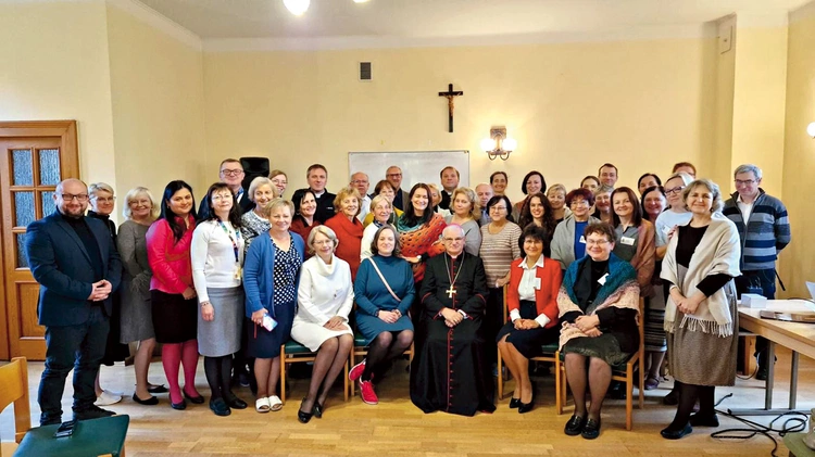 Pamiątkowe zdjęcie z bp. Markiem Mendykiem i ks. Mirosławem Rakoczym.
